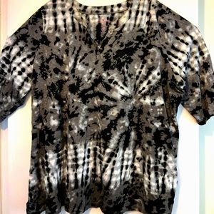 Tunic, 3/4 sleeved, V neck Multicolor top. Soft and mid weight fabric.